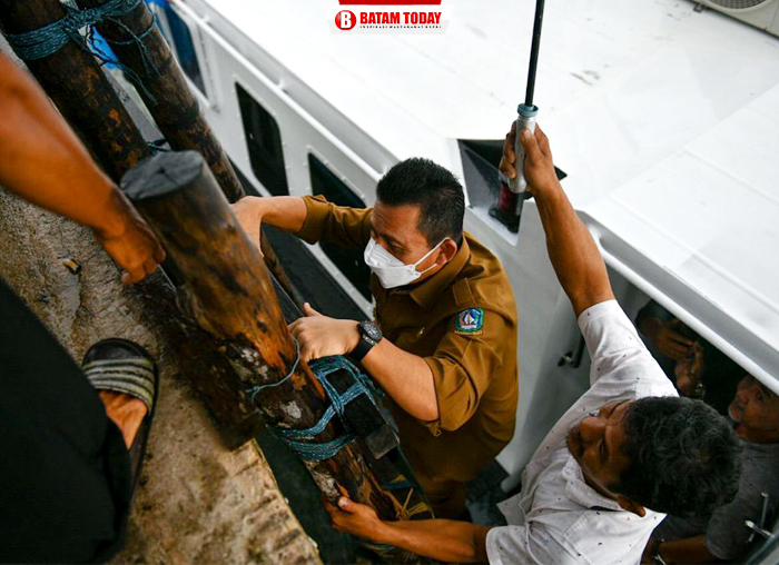 Masyarakat saat menyambut kedatangan Gubernur Kepri, H. Ansar Ahmad